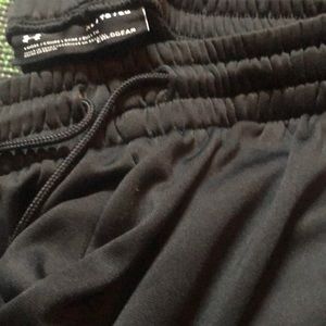 BOYS XL UNDER ARMOUR Cold Gear black loose EUC